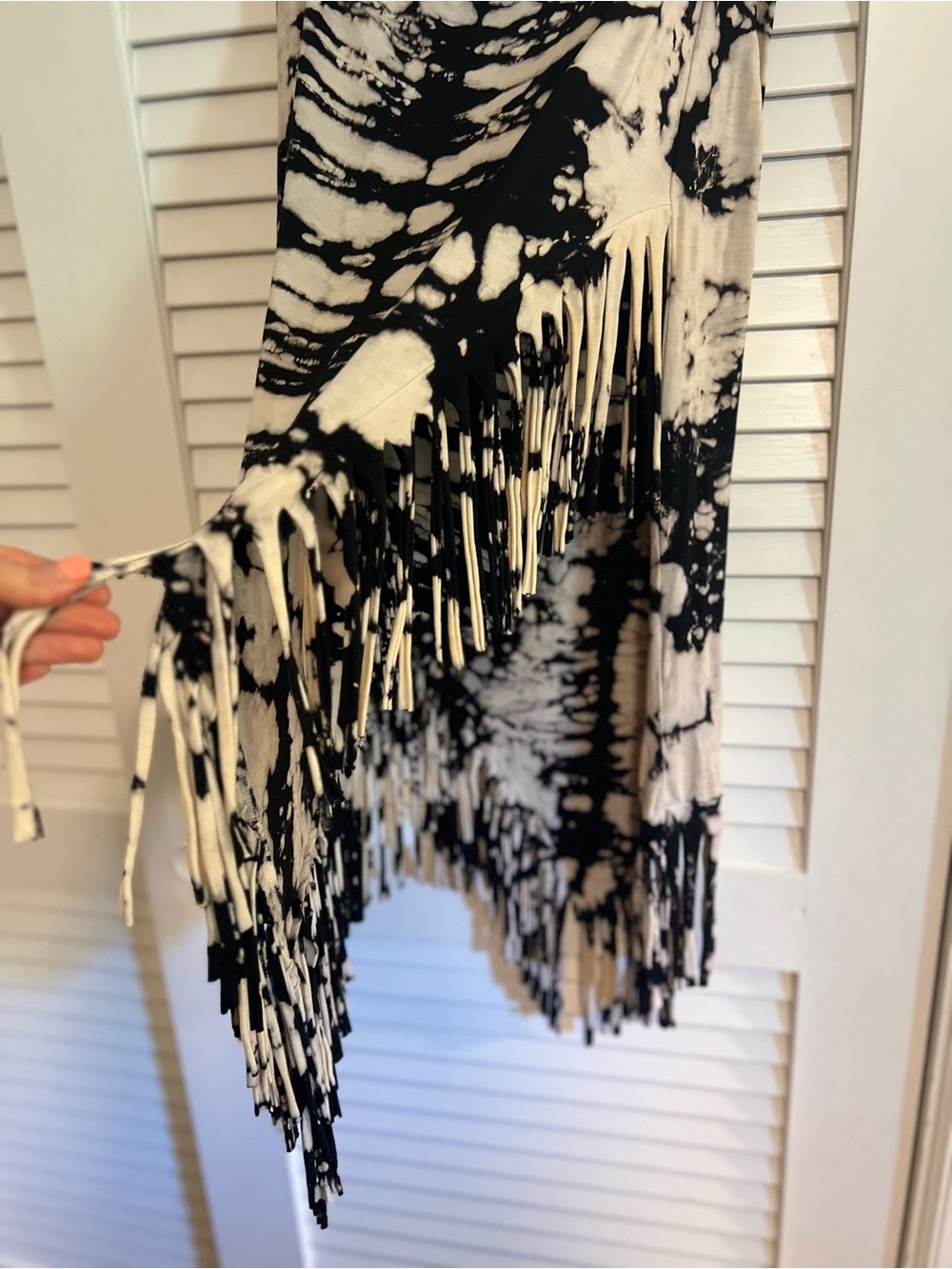Women’s fringe black and white skirt. 
Blu Buttercup M/L